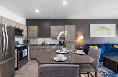 Downtown Salt Lake City Apartment | Luxury Apt. 6th floor- King Bed Gym Prkg Pool NEW