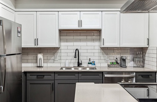 Frisco Apartment | Luxury Apt with Eco-Friendly Touches & Private Garage