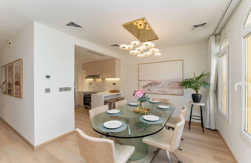 Dubai Villa | Luxury Arabian Ranches Villa on Pool and Park.