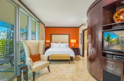 South Beach House | Luxury Balcony Suite - Across the Beach and Espanola Way