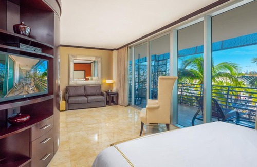 South Beach House | Luxury Balcony Suite - Across the Beach and Espanola Way