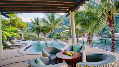 Boca de Tomatlan Villa | Luxury Beach Frontage Villa For Rent