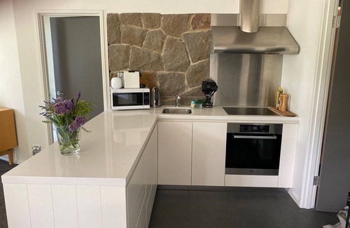Dromana House | Luxury Beach House on two acres/Private Bathing Box/Botanic Like Gardens