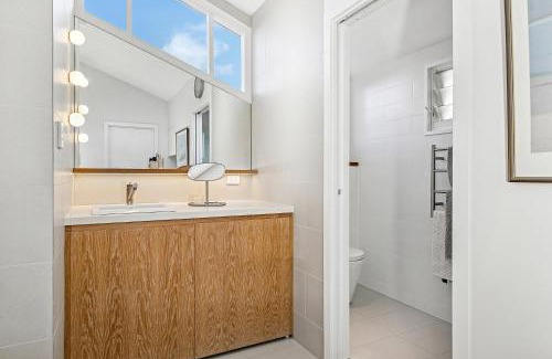 Clontarf Villa | Luxury Beach House on Sandy Bay