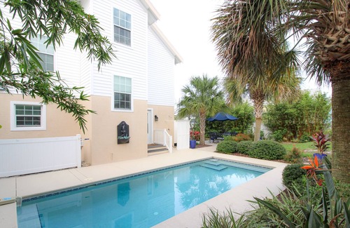 Marineland Acres House | Luxury Beach House, Private Salt Pool. Walk to the Private Beach