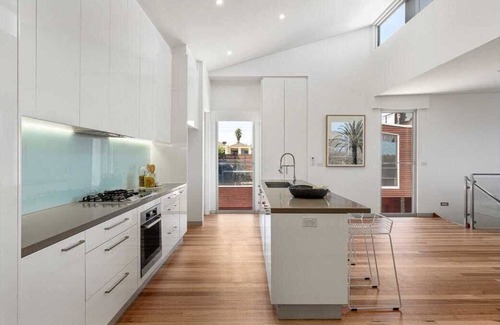 Parkdale House | Luxury Beach House With Bay Views, Rooftop & Lift