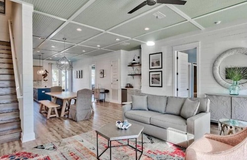 Crystal Beach House | Luxury Beach Oasis~Sleeps 26! FREE Golf Cart~Pool/HotTub~Game Room