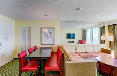 Northeast Virginia Beach Hotel | Luxury Beachfront Resort 1BR Suite w/Full Kitchen in VA Beach Sleeps 4+
