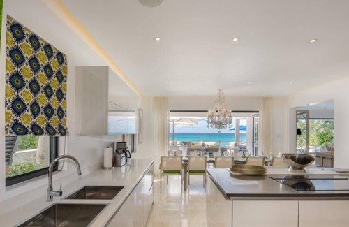 Fitts Village Villa | Luxury beachfront 5 bedroom villa