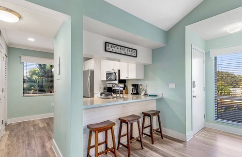 Siesta Key Condo | Luxury beachfront condo w. pool + beach access