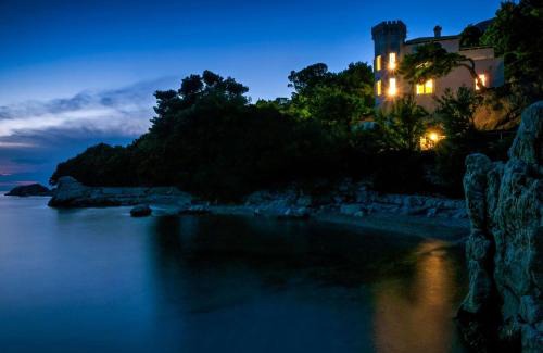 Ruskamen Villa | Luxury Beachfront Villa Sea Palace with private pool, jacuzzi, sauna and gym right at the beach in Lokva Rogoznica - Omis