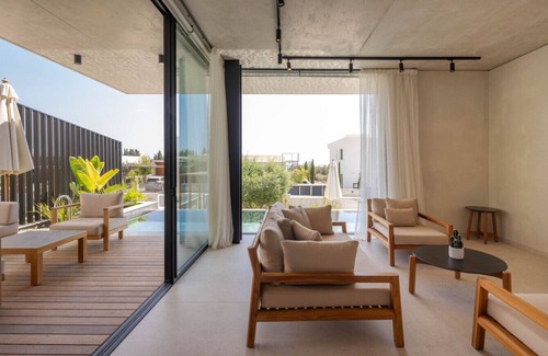 Chlorakas House | Luxury Bungalow with Infinity Pool and Scenic Views