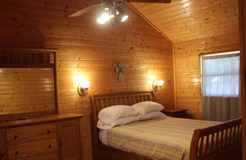 Leakey Cabin | Luxury Cabin 4 overlooking the Leakey Springs