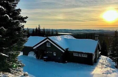 Ringsaker Cabin | Luxury cabin Sjusjøen with hot tub, ski in/out, fireplace & WiFi