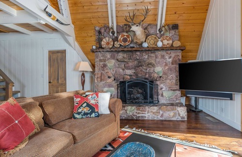 Columbine Lake Cabin | Luxury Cabin with Incredible Lake View! Sleeps 8
