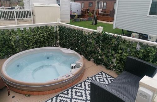 Tattershall Other | Luxury Caravan with Hot tub on Tattershall lakes