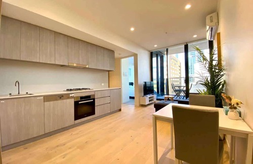 Adelaide Central Business District Apartment | Luxury CBD Beach Vibes-Queen Bed-Gym-BBQ
