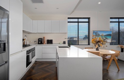 Surry Hills Apartment | Luxury CBD Darlinghurst Apartment | King Bed, Pool & Sauna, Rooftop