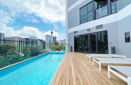 Newton Apartment | Luxury Central Parkside Living vs Aircon Pool Gym