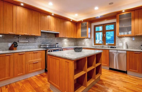 Blueberry Hill House | Luxury Chalet 8BR with Hot Tub in Whistler