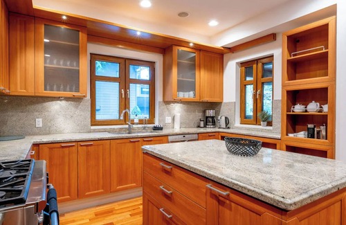 Blueberry Hill House | Luxury Chalet 8BR with Hot Tub in Whistler