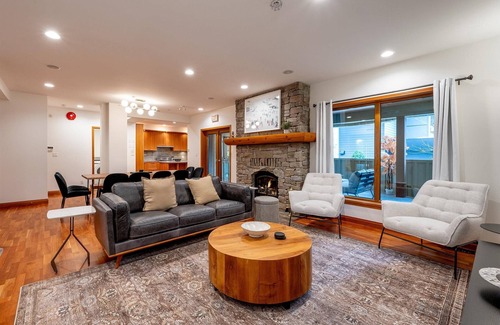 Blueberry Hill House | Luxury Chalet 8BR with Hot Tub in Whistler