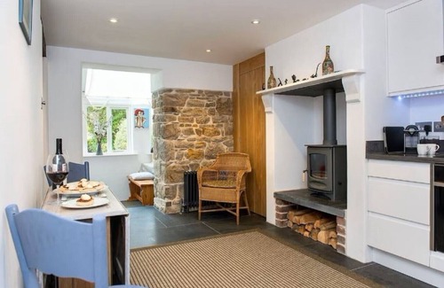 Bude Cottage | Luxury Character Cottage, 5 minutes walk to the South West Coast Path and beach