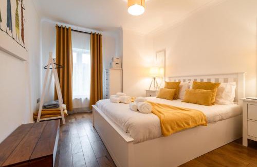 Canterbury Apartment | Luxury City Centre Haven Super King En-suite with Parking