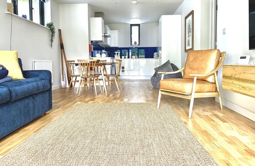 Torquay Apartment | Luxury coastal apartment moments from beach & SW Coastal path walks
