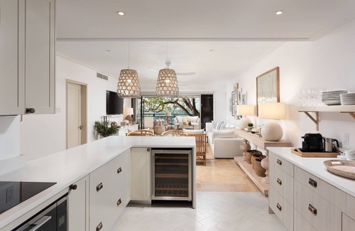 Old Trees Bay Condo | Luxury Condo on Beach - Coral Cove 7