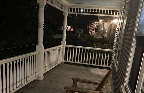 Rochester Apartment | Luxury Condo Sleeps 4-6 between 2 mountains bar & food 1 min walk