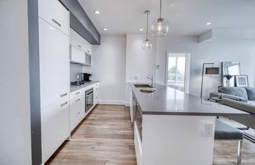 Richmond Condo | Luxury Condo with Downtown Views & XL Patio