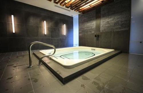 Toronto Entertainment District Apartment | Luxury Condo with Pool, CN Tower View, Gym, Workspace