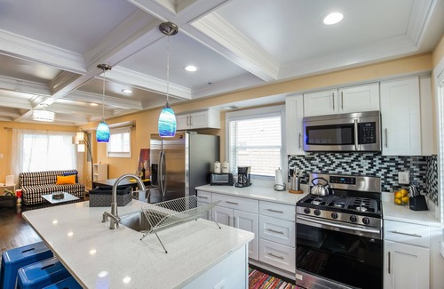 Benning House | Luxury contemporary stylish rowhouse + free parking; perfect for large groups