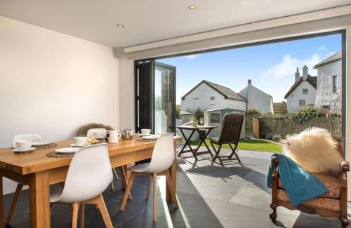 Bude House | Luxury Cottage close to Cliffs & Surfing Beaches!