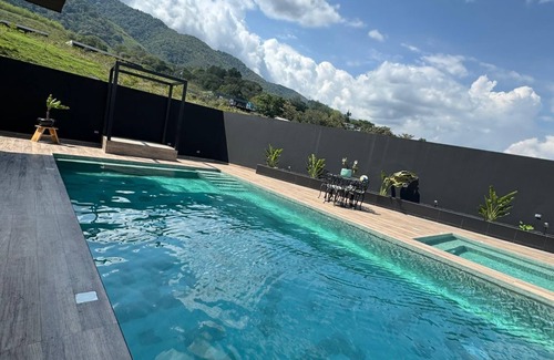 Calima Cottage | Luxury country house facing Lake Calima
