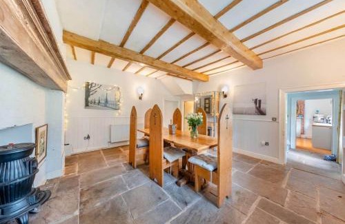 Shifnal House | Luxury Country Escape with Hot Tub perfect for Friends and Families