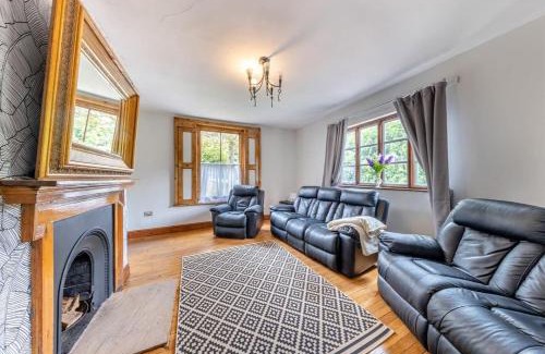 Shifnal House | Luxury Country Escape with Hot Tub perfect for Friends and Families