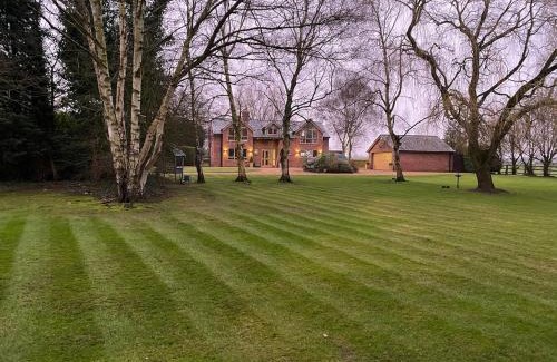 Ormskirk House | Luxury Countryside Retreat in Lancashire Sleeps 7