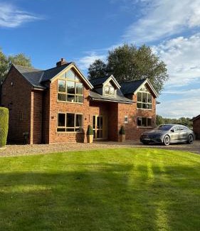 Ormskirk House | Luxury Countryside Retreat in Lancashire Sleeps 7
