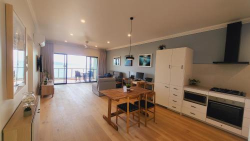 Hamilton Island Apartment | Luxury Couples Retreat Hamilton Island with Buggy