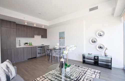St. Lawrence Apartment | Luxury Cozy Condo in Downtown Toronto King St.