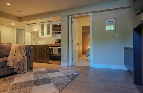 Surrey House | Luxury/Cozy rooms in Home
