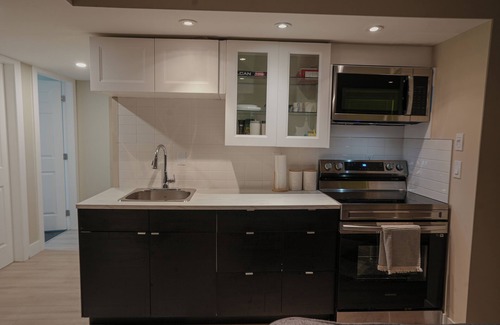 Surrey House | Luxury/Cozy rooms in Home