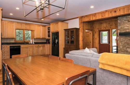 Clayton House | Luxury Creekside Lodge on Lake Burton – Walk to Marina