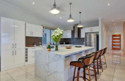 Stuart Park House | Luxury Darwin City Lights Jacuzzi Central Location Large House New Furnishings