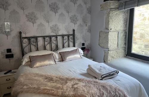 Lanhydrock House | Luxury Dog-Friendly 5 Star Cottage with Hot Tub