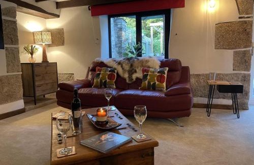 Lanhydrock House | Luxury Dog-Friendly 5 Star Cottage with Hot Tub