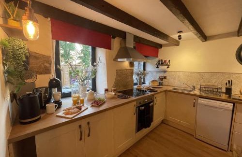 Lanhydrock House | Luxury Dog-Friendly 5 Star Cottage with Hot Tub