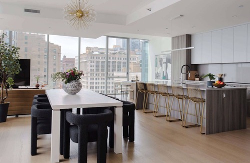 The Loop Apartment | Luxury Downtown PH: Bean & Lake Views